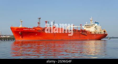 Der Tanker Navigator Capricorn (Liquid Petroleum Gas) vertäut in der Ölraffinerie Fawley auf Southampton Water im Süden Englands Stockfoto