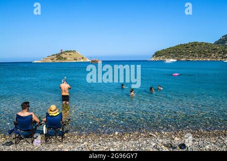 Mersin, Türkei. Juli 2021. Am Samstag, den 24. Juli, strömen die Menschen an einen Strand in der Tisan Cove, auch bekannt als das verborgene Paradies des Mittelmeers, in Mersin, Türkei. 2021. (Foto: Altan Gocher/GocherImagery/Sipa USA) Quelle: SIPA USA/Alamy Live News Stockfoto