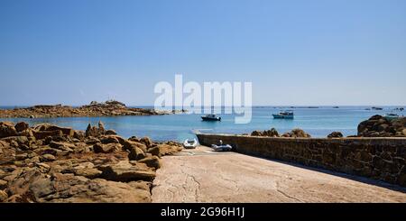 Panoramabild von Les Minquiers, Ile Maitre Island im Osten mit einem klaren blauen Himmel und einem ruhigen Meer. Jersey CI Stockfoto