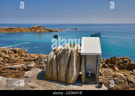 Panoramabild von Les Minquiers, Ile Maitre Island im Osten mit einem klaren blauen Himmel und einem ruhigen Meer. Die öffentliche Toilette ist die am weitesten südlich liegende Arbeit Stockfoto