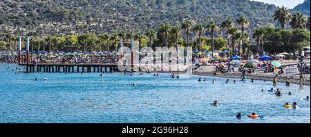 Mersin, Türkei. Juli 2021. Am Samstag, den 24. Juli, strömen die Menschen an einen Strand in der Tisan Cove, auch bekannt als das verborgene Paradies des Mittelmeers, in Mersin, Türkei. 2021. (Foto: Altan Gocher/GocherImagery/Sipa USA) Quelle: SIPA USA/Alamy Live News Stockfoto