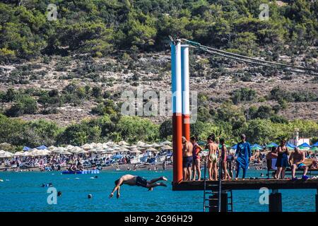 Mersin, Türkei. Juli 2021. Am Samstag, den 24. Juli, strömen die Menschen an einen Strand in der Tisan Cove, auch bekannt als das verborgene Paradies des Mittelmeers, in Mersin, Türkei. 2021. (Foto: Altan Gocher/GocherImagery/Sipa USA) Quelle: SIPA USA/Alamy Live News Stockfoto