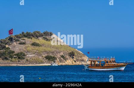 Mersin, Türkei. Juli 2021. In der Nähe von Tisan Cove, auch bekannt als verstecktes Paradies des Mittelmeers, liegt am Samstag, den 24. Juli, ein Boot in Mersin, Türkei, vor Anker. 2021. (Foto: Altan Gocher/GocherImagery/Sipa USA) Quelle: SIPA USA/Alamy Live News Stockfoto