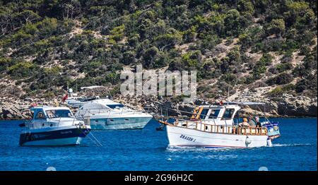 Mersin, Türkei. Juli 2021. In Mersin, Türkei, werden am Samstag, den 24. Juli, Boote in der Nähe von Tisan Cove, auch bekannt als verstecktes Paradies des Mittelmeers, vor Anker gelegt. 2021. (Foto: Altan Gocher/GocherImagery/Sipa USA) Quelle: SIPA USA/Alamy Live News Stockfoto