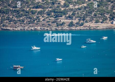 Mersin, Türkei. Juli 2021. Boote und Yachten werden in der Nähe der Tisan Cove, auch bekannt als verborgenes Paradies des Mittelmeers, in Mersin, Türkei, am Samstag, den 24. Juli, 2021. (Foto: Altan Gocher/GocherImagery/Sipa USA) Quelle: SIPA USA/Alamy Live News Stockfoto