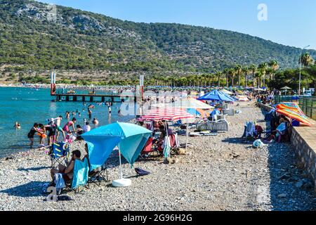 Mersin, Türkei. Juli 2021. Am Samstag, den 24. Juli, strömen die Menschen an einen Strand in der Tisan Cove, auch bekannt als das verborgene Paradies des Mittelmeers, in Mersin, Türkei. 2021. (Foto: Altan Gocher/GocherImagery/Sipa USA) Quelle: SIPA USA/Alamy Live News Stockfoto