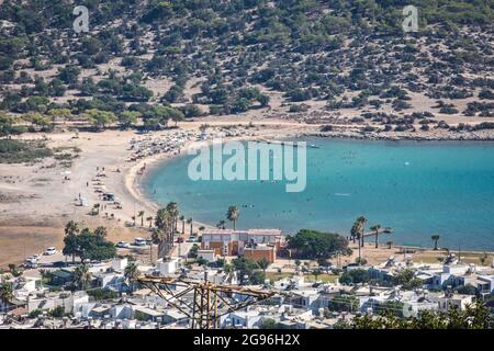 Mersin, Türkei. Juli 2021. Am Samstag, den 24. Juli, strömen die Menschen an einen Strand in der Tisan Cove, auch bekannt als das verborgene Paradies des Mittelmeers, in Mersin, Türkei. 2021. (Foto: Altan Gocher/GocherImagery/Sipa USA) Quelle: SIPA USA/Alamy Live News Stockfoto