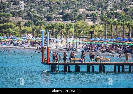 Mersin, Türkei. Juli 2021. Am Samstag, den 24. Juli, strömen die Menschen an einen Strand in der Tisan Cove, auch bekannt als das verborgene Paradies des Mittelmeers, in Mersin, Türkei. 2021. (Foto: Altan Gocher/GocherImagery/Sipa USA) Quelle: SIPA USA/Alamy Live News Stockfoto