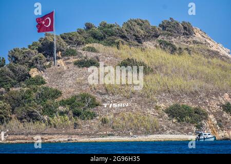 Mersin, Türkei. Juli 2021. In der Nähe von Tisan Cove, auch bekannt als verstecktes Paradies des Mittelmeers, liegt am Samstag, den 24. Juli, ein Boot in Mersin, Türkei, vor Anker. 2021. (Foto: Altan Gocher/GocherImagery/Sipa USA) Quelle: SIPA USA/Alamy Live News Stockfoto