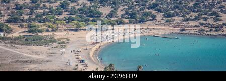 Mersin, Türkei. Juli 2021. Am Samstag, den 24. Juli, strömen die Menschen an einen Strand in der Tisan Cove, auch bekannt als das verborgene Paradies des Mittelmeers, in Mersin, Türkei. 2021. (Foto: Altan Gocher/GocherImagery/Sipa USA) Quelle: SIPA USA/Alamy Live News Stockfoto