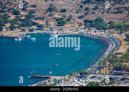 Mersin, Türkei. Juli 2021. Am Samstag, den 24. Juli, strömen die Menschen an einen Strand in der Tisan Cove, auch bekannt als das verborgene Paradies des Mittelmeers, in Mersin, Türkei. 2021. (Foto: Altan Gocher/GocherImagery/Sipa USA) Quelle: SIPA USA/Alamy Live News Stockfoto