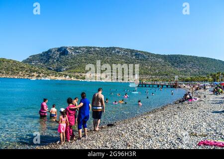 Mersin, Türkei. Juli 2021. Am Samstag, den 24. Juli, strömen die Menschen an einen Strand in der Tisan Cove, auch bekannt als das verborgene Paradies des Mittelmeers, in Mersin, Türkei. 2021. (Foto: Altan Gocher/GocherImagery/Sipa USA) Quelle: SIPA USA/Alamy Live News Stockfoto