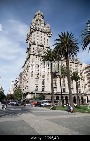 Palacio Salvo (englisch: Salvo Palace) ist ein Gebäude in Montevideo, Uruguay, an der Kreuzung der Avenida 18 de Julio und der Plaza Independencia. Stockfoto