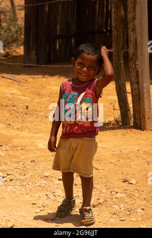 Uribia, La Guajira, Kolumbien - 28 2021. Mai: Wayuu Boy schaut an einem sonnigen Tag auf die Kamera Stockfoto