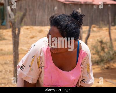 Uribia, La Guajira, Kolumbien - 28 2021. Mai: Indigene Frau aus Wayuu, die in der Wüste lacht Stockfoto