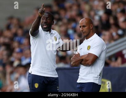 Burton Upon Trent, England, 24. Juli 2021. Jimmy Floyd Hasselbaink-Manager von Burton Albion und seinem Assistenten Dino Maamria während des Vorsaison-Freundschaftsspiel im Pirelli Stadium, Burton Upon Trent. Bildnachweis sollte lauten: Darren Staples / Sportimage Stockfoto