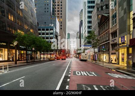 NEW YORK, USA - 16. JULI 2021: Nicht identifizierte Menschen auf der Straße von New York am 16. Juli 2021. Bei 2010 Einwohner von New York City war mehr als 19 Meilen Stockfoto
