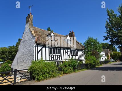 Schönes altes Landhaus mit Balken und weißen Wänden. Stockfoto