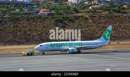 Transavia Boeing 737-800 PH-HSA auf dem Asphalt des Flughafens Madeira wird in Position gebracht Stockfoto