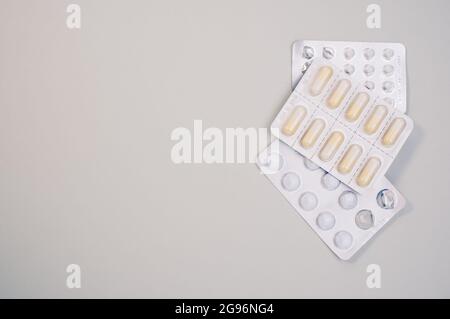 Draufsicht auf Arzneitabletten isoliert auf hellgrauem Hintergrund mit Platz für Kopien Stockfoto