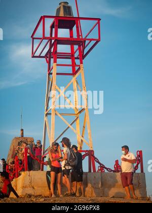 Uribia, La Guajira, Kolumbien - 28 2021. Mai: Viele Touristen besuchen den Metallturm und warten auf den Sonnenuntergang in Punta Gallinas Stockfoto