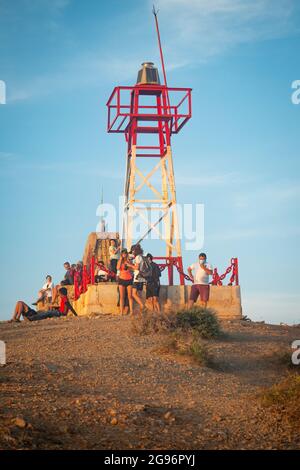 Uribia, La Guajira, Kolumbien - 28 2021. Mai: Viele Touristen besuchen den Metallturm und warten auf den Sonnenuntergang in Punta Gallinas Stockfoto