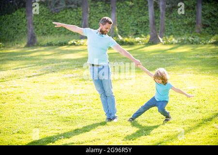 Happy Boy Kind ziehen Väter Hand spielen im Sommer im Freien, Spaß Stockfoto