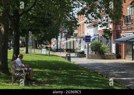 Geschäfte in der High Street, Tenterden, Kent, England, Großbritannien, Vereinigtes Königreich, Europa Stockfoto