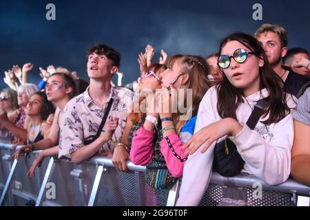 Southwold, Großbritannien. 24. Juli 2021. Die Menge beobachtet die Chemical Brothers am zweiten Tag des Latitude Festivals im Henham Park, Southwold, Suffolk. Bilddatum: Samstag, 24. Juli 2021. Bildnachweis sollte lauten: Matt Crossick/Empics/Alamy Live News Stockfoto