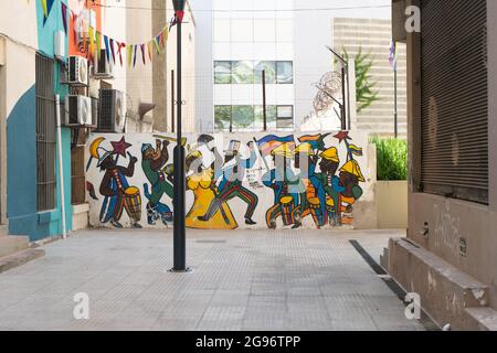 Die von Carlos Vilaró bemalte Tafel zeigt Candombe. Ciudad Vieja, Montevideo, Uruguay Stockfoto