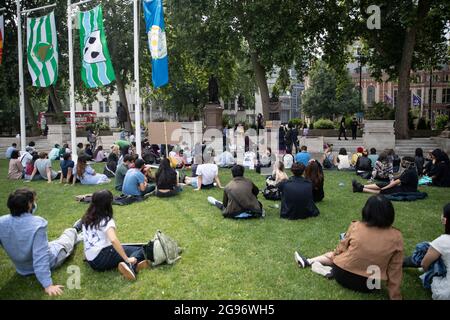 London, Großbritannien. Juli 2021. Ein allgemeiner Blick auf den Parliament Square während der Stop Asian Hate Rallye in London.Demonstranten protestierten gegen den zunehmenden antiasiatischen Hass und Rassismus nach der Coronavirus-Pandemie. (Foto von May James/SOPA Images/Sipa USA) Quelle: SIPA USA/Alamy Live News Stockfoto