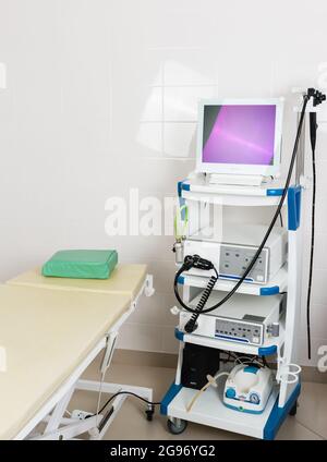 Russland, Slavyansk-on-Kuban: 05. Mai 2021-Medizinische Geräte für die Video-Ösophagogastroduodenoskopie in den Räumlichkeiten der Klinik Neovo, AOHUA. Ein Patiententisch Stockfoto