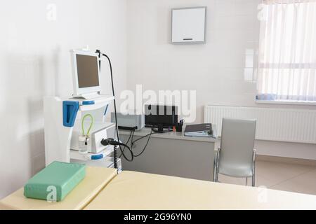 Medizinische Geräte für Video-Ösophagogastroduodenoskopie in der Klinik. Ärzte Desktop mit einem Monitor und einem Computer Stockfoto