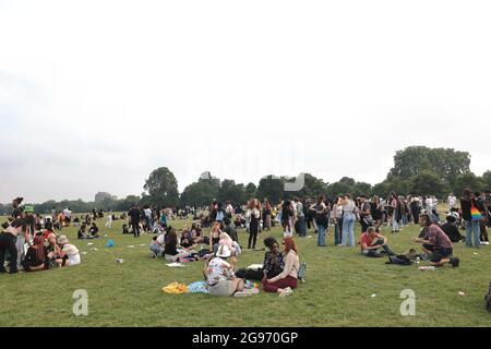 London, Großbritannien. Juli 2021. Die Teilnehmer sahen, wie sie sich während des Picknicks im Hyde Park ausruhten.die Teilnehmer versammelten sich nach dem Reclaim Pride March zu einem Picknick im Hyde Park. Der Reclaim Pride March wurde von der LGBTQ-Gemeinschaft in London organisiert, um für die Rechte vor allem innerhalb der Transgender-Gemeinschaft zu kämpfen. Demonstranten marschierten von Westminster zum Hyde Park, der die historische Route war, als der erste Pride March 1972 in London stattfand. (Foto von Hesther Ng/SOPA Images/Sipa USA) Quelle: SIPA USA/Alamy Live News Stockfoto