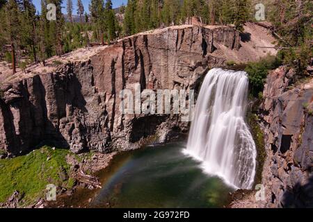 Rainbow Falls im Devil's Postpile National Monument in Mammoth Lakes, CA. Stockfoto