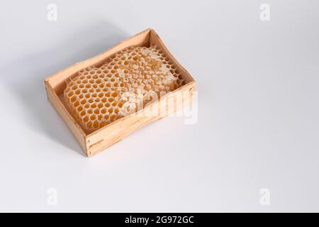 Honigwabe mit Bienenhonig in einer Holzkiste. Stockfoto