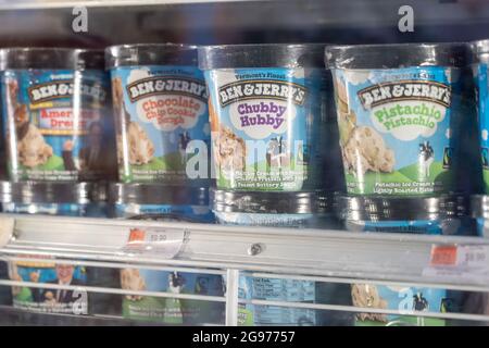 NEW YORK, NY – 24. JULI: Ben & Jerry's Eis wurde am 24. Juli 2021 in New York City in einem kühleren, weniger begehrenswerten Regal bei Morton Williams in Manhattan gesehen. Die Supermarktkette von Big Apple Morton Williams hat beschlossen, den Verkauf und die Vermarktung von Ben & Jerry-Eis stark zu bremsen, nachdem die beliebte Marke in einer lang andauerten Kontroverse im Nahen Osten Partei ergriffen hat. Ben & Jerrys Beitritt zur antisemitischen Bewegung gegen Israel, die sich gegen Boykott, Veräußerung und Sanktionen (BDS) wendet, kündigen an, dass sie den Verkauf von Eis in den besetzten Gebieten einstellen wird, was sie als die besetzten Gebiete ansieht. Stockfoto