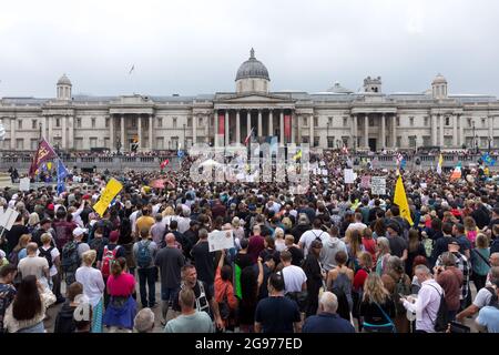 London, Großbritannien. Juli 2021. Crowd of Freedom Fighters sah, wie sie den Trafalgar Square während der Londoner Demonstration des ‘24. Juli des Freedom Day befüllten.die World Wide Rally for Freedom in London war Teil einer weltweiten Initiative, die angesichts der Einschränkungen der Pandemie zu einem stärkeren Schutz der Menschenrechte aufruft. Insbesondere forderten Demonstranten in London keine Impfpass-IDs und Pässe sowie medizinische Freiheit. Die Kundgebung fand am Trafalgar Square statt. Kredit: SOPA Images Limited/Alamy Live Nachrichten Stockfoto