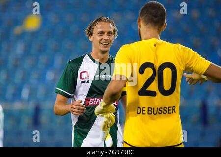 ARNHEM, NIEDERLANDE - 24. JULI: Glenn Neven von Lommel SK und Jari De Busser von Lommel SK feiern ihren Sieg gegen Vitesse während des Vorsaison-Freundschaftsspiels zwischen Vitesse und Lommel SK am 24. Juli 2021 in Gelredome in Arnhem, Niederlande (Foto: Rene Nijhuis/Orange Picches) Stockfoto