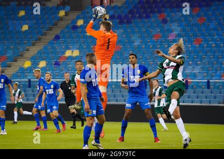 ARNHEM, NIEDERLANDE - 24. JULI: Markus Schubert von Vitesse und Glenn Neven von Lommel SK während des Vorsaison-Freundschaftsspiels zwischen Vitesse und Lommel SK in Gelredome am 24. Juli 2021 in Arnhem, Niederlande (Foto: Rene Nijhuis/Orange Picts) Stockfoto