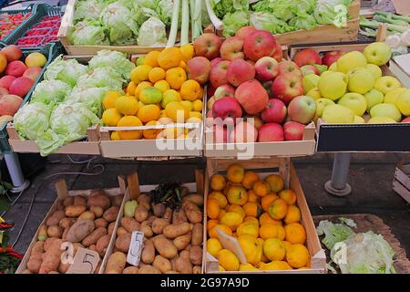 Bio-Obst und Gemüse in Holzkisten, die am Marktstand verkauft werden Stockfoto