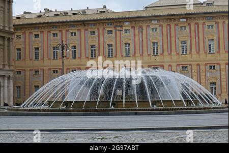 Die Piazza De Ferrari ist bekannt für ihren Brunnen auf dem Hauptplatz von Genua Stockfoto