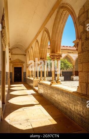 Tomar, Portugal - 3. Juni 2021: Blick an einem sonnigen Tag auf den gotischen Kreuzgang des Friedhofs am Convento de Cristo in Tomar, Portugal. Stockfoto