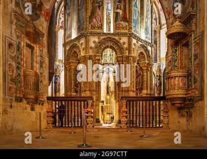 Tomar, Portugal - 3. Juni 2021: Blick auf die Charola am Convento de Cristo in Tomar, Portugal, mit dem Eingang im Vordergrund. Stockfoto