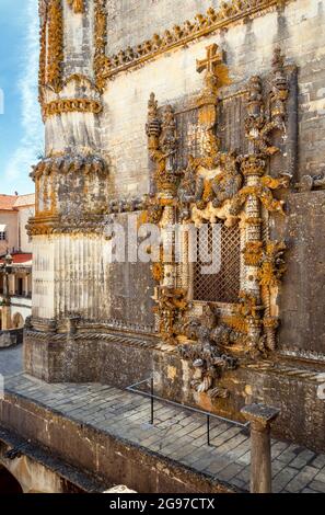 Tomar, Portugal - 3. Juni 2021: Manueline Fenster des Convento de Cristo in Tomar, Portugal, Perspektivenansicht an einem sonnigen Tag. Stockfoto