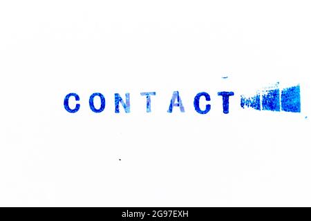 Blaue Farbtinte von Gummistempel in Wortkontakt auf weißem Papierhintergrund Stockfoto