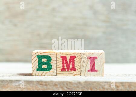 Buchstabenblock im Wort BMI (Abkürzung für Body Mass Index) auf Holzhintergrund Stockfoto