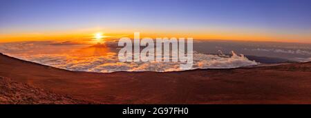 Der Panoramablick vom Gipfel des Haleakala bei Sonnenuntergang im Haleakala National Park, Mauis schlafender Vulkan, Hawaii. Stockfoto