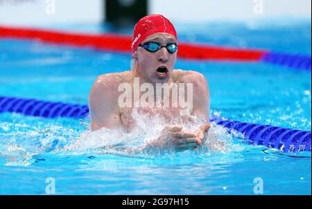 Der britische Max Litchfield ist am zweiten Tag der Olympischen Spiele in Tokio 2020 in Japan beim 400-Meter-Medley-Finale der Männer im Tokyo Aquatics Center in Aktion. Bilddatum: Sonntag, 25. Juli 2021. Stockfoto