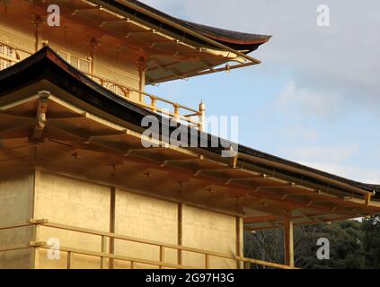 Nahaufnahme des architektonischen Details von Kinkakuji - dem berühmten Goldenen Tempel aus Kyoto, Japan. Mit dem Bau des ursprünglichen Gebäudes wurde begonnen Stockfoto